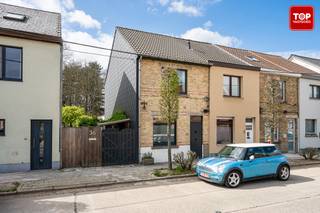 Deze halfopen bebouwing met 3 slaapkamers ligt op een geweldige locatie, op slechts een minuut wandelen van het dorpsplein van Heusden. Dankzij de vlotte verbinding met de R4 en E40, de nabijheid van winkels en het openbaar vervoer is alles wat je nodig hebt vlakbij.<br /><br />De woning is praktisch ingedeeld: je komt binnen in de inkomhal die leidt naar een gezellige leefruimte. Achteraan vind je een eetplaats en de keuken. Vanuit de keuken heb je toegang tot de badkamer.<br />Via de achtergelegen doorgang bereik je een ruime, sfeervolle tuin op het zuidwesten, waar je in alle rust heerlijk kunt ontspannen. Boven zijn er twee ruime slaapkamers op de eerste verdieping. De zolder biedt nog extra mogelijkheden: hier kun je een derde, grote slaapkamer maken. Een huis met veel potentieel en op een TOP locatie!<br /><br />troeven:<br /><br />- Instapklaar<br />- Asbestvrij<br />- Nieuwe gasketel (2025)<br />- Zuidwestgerichte tuin<br />- Elektrische installatie conform<br /><br />Een huis met veel potentieel en op een TOP locatie!<br /><br />Beschikbaar uiterlijk vanaf februari 2027, mogelijk eerder, in overleg.<br /><br />Contacteer Top Vastgoed voor een bezoek op 0475 700 700