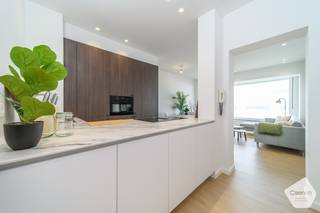 Dit exclusief en <strong>luxueus gerenoveerde gelijkvloers appartement op de zeedijk van Sint-Idesbald</strong> biedt een unieke kans om wonen aan zee te combineren met comfort, rust en verfijning.<br /><br />Bij het betreden van het appartement wordt u meteen verwelkomd in een stijlvol en tijdloos interieur, afgewerkt met <strong>hoogwaardige materialen</strong> en oog voor detail. De lichtrijke leefruimte geniet van een<strong> prachtig frontaal zeezicht</strong> en vormt dé ideale plek om te ontspannen en te genieten van het kustleven. Achteraan bevindt zich een <strong>aangenaam terras met zuidgerichte tuin</strong>, een ware oase van rust.<br /><br /><strong>Indeling:</strong>
<ul>
	<li>Inkomhal</li>
	<li>Lichtrijke leefruimte met frontaal zeezicht</li>
	<li>Volledig ingerichte, moderne keuken</li>
	<li>Twee volwaardige slaapkamers</li>
	<li>Twee stijlvol afgewerkte badkamers</li>
	<li>Zuidgericht terras met tuin</li>
</ul>
<strong>Troeven:</strong>

<ul>
	<li>Topligging op de zeedijk van Sint-Idesbald</li>
	<li>Luxueus en volledig gerenoveerd appartement</li>
	<li>Hoogwaardige en tijdloze afwerking</li>
	<li>Unieke combinatie van zeezicht en zuidgerichte tuin</li>
	<li>Ideaal als vaste woonst, tweede verblijf of investering</li>
	<li>EPC: C</li>
</ul>
Een zeldzame opportuniteit op een absolute topligging aan zee.<br /><br /><strong>Contacteer ons vandaag nog voor een bezoek en ontdek zelf de charme van dit uitzonderlijk appartement.</strong>