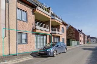 VERZORGD INSTAPKLAAR APPARTEMENT MET 2 SLAAPKAMERS EN RUIM TERRAS TE MUNSTERBILZEN<br /><br />Dit verzorgde appartement vinden we terug aan de Europaplein 4/1 te Munsterbilzen en is gelegen op minder dan 3 km van het bruisende stadscentrum van Bilzen. In de directe omgeving van het appartement zijn alle basisvoorzieningen zoals winkels en scholen op wandelafstand terug te vinden. Ook is er een vlotte verbinding naar de omliggende dorpen en steden.<br /><br />Het appartement is gelijkvloers gelegen en de indeling is als volgt:<br />De indeling is als volgt:<br />- Inkomhal.<br />- Ruime woonkamer met aansluitend de keuken. De keuken is voorzien van een inbouwkoelkast met vriescompartiment, vaatwasser, kookplaat met afzuigkap en een combi-oven.<br />- Berging. <br />- 2 slaapkamers, beide voorzien van rolluiken, waarvan één met inbouwkasten.<br />- Badkamer. De badkamer is voorzien van een dubbele lavabo en een bad-douche combinatie.<br />- Toilet. <br />- Ruim terras.<br /><br />De gemeenschappelijke kosten bedragen €70/maand.<br />Tot het appartement behoren een ondergrondse autostaanplaats en een kelderberging, beide bereikbaar met de lift.<br /><br />Wilt u graag een bezichtiging inplannen voor dit appartement? Neem dan vrijblijvend contact met ons op via info@matisimmo.be.