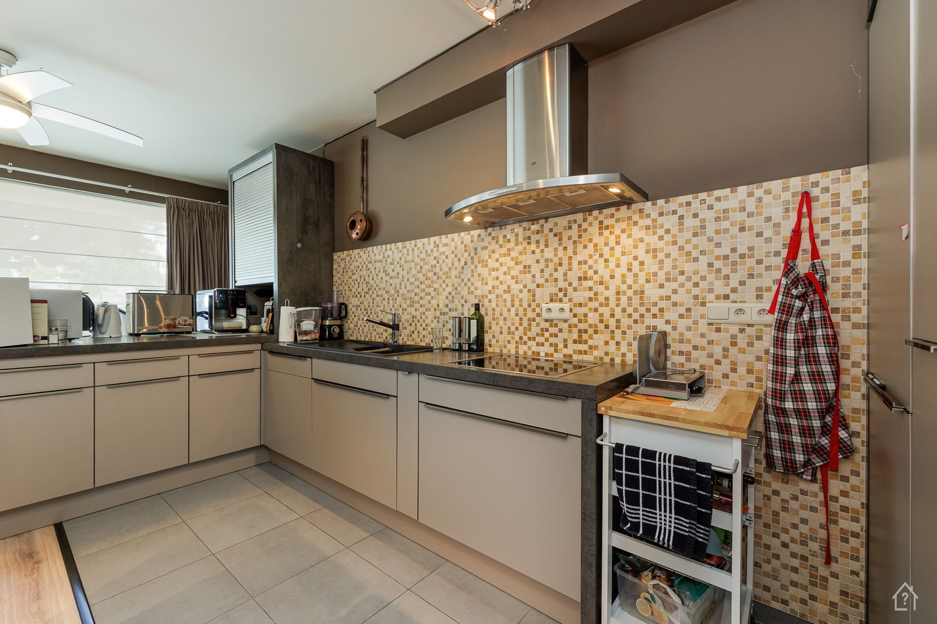 Strak 3 Slaapkamer Appartement met parkeerplaats - foto 4