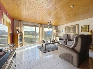 <p>Goed onderhouden appartement op een rustige doch centrale locatie bestaande uit een inkomhal met afzonderlijk toilet en was/bergplaats, ruime leefruimte met eet-en zithoek + toegang tot het 1<sup>ste</sup> terras, uitgeruste keuken met eetplaats, nachthal, 2 volwaardige slaapkamers waarvan 1 met terras en een ingerichte badkamer. Dit appartement beschikt tevens over een private kelderberging en afgesloten garage (verplicht bij te kopen aan 25.000€)</p>
<p></p>
<p>Extra troeven:</p>
<ul>
<li>Lift aanwezig</li>
<li>Terras met zonneluifel</li>
<li>Dubbele beglazing met rolluiken</li>
<li>Op wandelafstand van scholen, winkels, het centrum en openbaar vervoer</li>
<li>Instapklaar</li>
</ul>
<p>Dit appartement is te koop ZONDER makelaar via het concept van Smart Houses! Verdere inlichtingen of bezoek? Contacteer rechtstreeks de eigenaar via +32497415683</p>