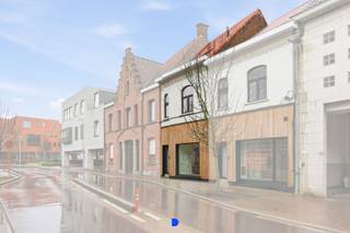 Vakkundig gerenoveerde woning met aangename leefruimtes nabij het centrum van Roeselare & het Geitepark.Mooie stadstuin met mogelijkheid tot aankoop...