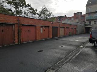 Ce garage box pratique avec portail électrique à Moorselbaan 82 est disponible à partir du 1er janvier 2026. Idéal pour garer votre véhicule en...