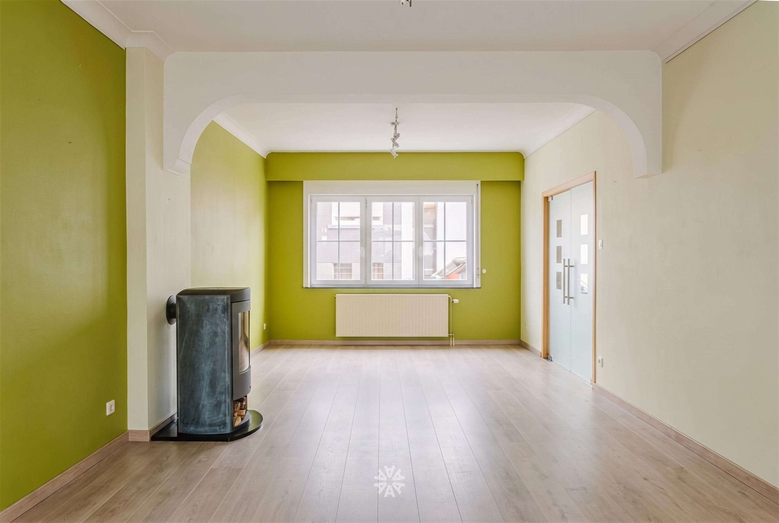 Gezellige rijwoning met vier slaapkamers en aangelegde tuin - foto 4