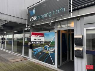 In het industriegebied van Hoogstraten, vlak aan de snelweg E19 (Antwerpen–Breda), bevindt zich deze recent gerenoveerde kantoorruimte...