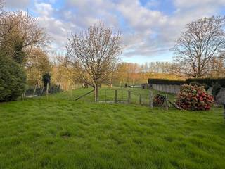 <h1><span>Voormalig dorpswinkeltje met woonst bestaande uit winkelruimte; leefplaats; salon; keuken ingericht met dubbele afwasbak, elektrisch fornuis, dampkap, oven en kasten; badkamer met douche, ligbad, lavabo en W.C.; berging; verdiep: ruime nachthall, 4 slaapkamers; Kelder</span></h1><h1><span>In het hoofdgebouw garage/toegang tuin met schuur; grote en kleine bergplaats; bijgebouw met oude stallingen</span></h1><h1><span>Grote afgesloten tuin</span></h1><p><span> </span></p>