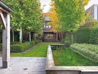 <p>Op wandelafstand van het centrum, vlak bij drie gezellige pleinen, vind je deze verrassend ruime woning met een prachtige groene tuin. Een ideale combinatie van ruimte, comfort en ontspanning!</p>
<p>Het gelijkvloers biedt een inkomhal, inpandige garage met ingemaakte kasten, wasruimte, toilet en een polyvalente ruimte, momenteel ingericht als bureau, met zicht op de tuin.</p>
<p>Op de eerste verdieping geniet je van een lichtrijke leefruimte, een zonnige veranda en een keuken met prachtig zicht op het groen.</p>
<p>De tweede verdieping telt drie volwaardige slaapkamers, een badkamer met bubbelbad en een aparte doucheruimte met toilet.</p>
<p><strong>De absolute blikvanger? De sfeervolle tuin!</strong> Geniet van de rust op één van de twee terrassen, neem een verfrissende duik in de zwemvijver of ontspan in de privésauna met kleedruimte en douche. Een heerlijk vakantiegevoel, gewoon bij je thuis!</p>
<p><strong>Extra troeven:</strong></p>
<ul>
<li>Airco in de volledige woning</li>
<li>Zonnepanelen met thuisbatterij</li>
<li>Laadpunt voor elektrische wagen</li>
<li>Conforme elektriciteit</li>
<li>Inpandige garage en oprit</li>
<li>Zwemvijver en privésauna</li>
</ul>
<p>Deze woning is te koop ZONDER makelaar via het concept van Smart Houses! Wenst u verdere inlichtingen of een bezoek? Contacteer rechtstreeks de eigenaar via +32468329226</p>