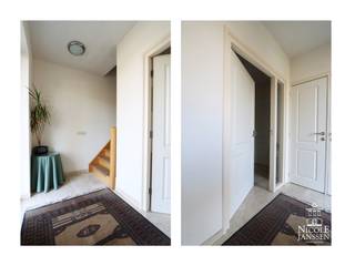 Deze gezinswoning in mediterrane stijl is verrassend ruim ingedeeld en geniet van enorm veel lichtinval. Momenteel is de woning ingericht met een apart appartement met twee slaapkamers op de verdieping maar dit kan ook gewoon de etage met badkamer en slaapkamers zijn van de hoofdwoning. Er is een inpandige garage en het huis is volledig onderkelderd. <br /><br />Het huis ligt aan de stadsrand van het centrum op een vlot bereikbare locatie tov scholen, sport, winkels,... De mooie markt van Maaseik bereik je in enkele minuten wandelen maar ook het schilderachtige Aldeneik met de Maasplassen ligt in je achtertuin. Op het grote terras of in de lager gelegen tuin is het ook heerlijk vertoeven van privacy en groen op eigen terrein. <br /><br />=> Gelijkvloers<br />- Op het gelijkvloers is momenteel een centrale hal met trap naar het bovengelegen appartement dat perfect als bovenverdieping van een woning gebruikt kan worden<br />- Verder is er een extra inkomhal met ruimte voor vestiaire<br />- Ook is deze hal voorzien van een volledig betegeld gastentoilet met fonteintje<br />- Lichtrijke woonkamer met inbouwhaard<br />- Toegang naar het groot betegeld terras via het schuifraam<br />- Aansluitend ligt de verzorgde keuken met granieten werkblad<br />- De keuken is voorzien van alle comfort<br />- Rechtstreeks toegang tot de praktische bijkeuken met extra aanrecht met uitgietbak en aansluiting voor wasmachine<br />- Grote slaapkamer met laminaatvloer en vaste kastenwand<br />- Volledig betegelde badkamer met ligbad, douche, toilet en wastafel in fraai badkamermeubel <br />- Tweede slaapkamer/bureel op het gelijkvloers<br />- Ruime inpandige garage met tegelvloer en automatische sectionaalpoort<br />- Fantastisch ruim betegeld en deels overdekt terras<br /><br />=> Verdieping<br />- Deze verdieping is momenteel ingericht met een aparte woongelegenheid maar dit kan perfect gebruikt worden als eerste etage van de gelijkvloerse woning<br />- Leefruimte met ingerichte keukenblok <br />- Betegelde badkamer met ligbad en wastafel en aansluiting voor wasmachine<br />- Momenteel zijn er twee slaapkamers op de verdieping maar de leefruimte kan ook nog omgevormd worden tot meerdere kamers<br />- Gezellig terrasje aan de achterzijde<br /><br />=> Tuin<br />- Zicht op de lager gelegen tuin vanop het mooie terras<br />- Voldoende privacy en rechtstreekse toegang naar de inpandige garage<br />- Ruim, zonnig betegeld terras toegankelijk vanuit de woonkamer<br /><br />=> Indeling<br />- Gelijkvloers: gemeenschappelijke inkomhal, private inkomhal met vestiaire, gastentoilet, woonkamer, keuken, bijkeuken/wasplaats, ouderlijke slaapkamer, badkamer, logeerkamer/bureel, inpandige garage;<br />- Verdieping (momenteel tweede woongelegenheid) : inkomhal met vestiaire, leefruimte met keukenblok (kunnen extra slaapkamers zijn), badkamer, bergruimte, twee slaapkamers, terrasje <br />- Kelder: volledig onderkelderd met veel opbergruimte en extra badkamer;<br />- Zolder: opbergzolder.