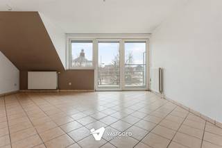 Goed onderhouden appartement met 2 slaapkamers en ondergrondse staanplaats ideaal gelegen in het centrum van Leopoldsburg. Belangrijkste troeven:-...