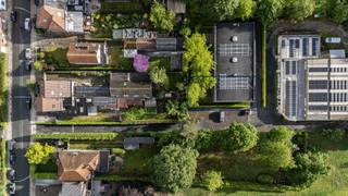 <strong>Verkoop uitsluitend via een aandelentransactie. De waarde van de aandelen werd vastgesteld op € 460.000. De onderliggende vastgoedwaarde ligt hoger.</strong><br /><br /><strong>Karaktervol atelier, kantoor en/of opslagruimte van 300 m², verdeeld over twee niveaus van telkens 150 m².</strong><br /><br />Deze polyvalente ruimtes maken deel uit van een karaktervol industrieel gebouw (BJ 2009) met een beperkt aantal entiteiten in Sint-Amandsberg. De ligging in tweede bouwlijn garandeert een rustige, groene omgeving en biedt bovendien ruime parkeergelegenheid.<br /><br />De grote raampartijen zorgen voor een overvloed aan natuurlijk licht en bieden een mooi zicht op het omliggende groen. Dankzij de doordachte indeling lenen beide verdiepingen zich voor uiteenlopende invullingen, zoals kantoor, atelier, showroom of opslag.<br /><br />Beide verdiepingen zijn afzonderlijk toegankelijk. De gelijkvloerse ruimte beschikt tevens over een poort. De eerste verdieping is bereikbaar via zowel een buitentrap als een interne trap.<br /><br />Een belangrijke meerwaarde zijn de 17 zonnepanelen, in combinatie met een thuisbatterij en twee airco’s. Deze voorzieningen dragen bij aan aanzienlijk lagere energiekosten en een verhoogd comfort. Ook regenwater wordt gerecupereerd. <br /><br />Op de eerste verdieping werd een sfeervolle studio ingericht. Domiciliëring op dit adres is echter <u>niet</u> toegestaan!<br /><br />Er zijn vier bovengrondse parkeerplaatsen voorzien.<br /><br /><strong>Kortom, een ideale opportuniteit voor ondernemers, zelfstandigen en creatieve professionals die op zoek zijn naar een veelzijdige ruimte op een vlot bereikbare locatie nabij Gent.</strong><br /><br />Voor meer informatie, mail naar info@carloeggermont.be