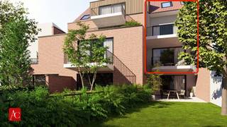 <p>Ontdek deze ruime <strong>triplex-woning</strong> binnen een kwalitatief nieuwbouwproject ‘Stationshof’ in Sint-Gillis-Waas — een unieke combinatie van ruimte en <strong>hoogstaand wooncomfort</strong>.</p><p>Deze exclusieve triplex biedt een uitzonderlijke woonbeleving, verdeeld over drie doordachte woonlagen die elk inspelen op licht, ruimte en functionaliteit.</p><ul><li><p>Eerste verdieping: een open en lichtrijke leefruimte met zithoek en keuken, aangevuld met een ruim terras.</p></li><li><p>Tweede verdieping: een royale master bedroom met ensuite dressing en badkamer, ontworpen als een comfortabele privéverdieping.</p></li><li><p>Derde verdieping: twee volwaardige slaapkamers en een tweede badkamer, ideaal voor gezin, gasten of in te richten als thuiskantoor.</p></li></ul><p> </p><p>Het project wordt toekomstgericht gebouwd, met oog voor hedendaagse architectuur, energie-efficiëntie en flexibiliteit in gebruik. </p><p>De centrale ligging in Sint-Gillis-Waas garandeert vlotte bereikbaarheid en de nabijheid van natuur voor een ontspannende weekendwandeling.</p><p>Een <strong>slimme investering</strong> voor wie voor wie op zoek is naar een eigentijdse woning, zonder tuinonderhoud.</p><p>Een parkeerplaats kan aangekocht worden tegen een meerprijs van 25.000 EUR.</p>
