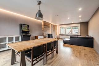 <p>Ben je op zoek naar een ruime bel-etage met 3 slaapkamers, uitzonderlijk grote garage en terras aan de stadsrand van Aalst? Gevonden!<br />Deze ruime woning (240m²) geniet van een uitstekende ligging nabij winkels, scholen, diverse invalswegen en op wandelafstand van het station. Een absolute troef is de grote inpandige garage op het gelijkvloers, voorzien van een hoge automatische poort (2022) en geschikt voor een camionette of meerdere wagens. Achteraan bevindt zich bovendien een extra ruimte die perfect kan dienen als bureau voor een zelfstandige, atelier, werkplaats, hobbyruimte of mancave.<br />Ook technisch werd de woning doorheen de jaren grondig vernieuwd. Zo dateren de ramen van 2018 en werden in 2021 een nieuwe condensatieketel en badkamer geplaatst. De daken en dakgoten werden reeds in 2017 vernieuwd, terwijl ook de waterleidingen en elektrische installatie werden aangepakt. Automatische rolluiken en zonnewering, aangevuld met vliegenramen met petscreen, zorgen voor extra comfort in de woning.</p>
<p>Op de eerste verdieping vind je de gezellige leefruimte met halfopen keuken en rechtstreekse toegang tot het terras. De keuken werd vernieuwd in 2014 en is uitgerust met onder meer een stoomoven, bordenwarmer, koelkast, vaatwasser en een recent geplaatste oven met 5 jaar garantie. Op deze verdieping bevindt zich eveneens de vernieuwde badkamer met inloopdouche, toilet en lavabo. De tweede verdieping telt drie slaapkamers en een afzonderlijk toilet.</p>