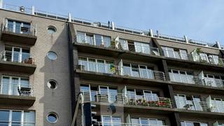 Ontdek dit gezellige appartement met ideale ligging in het centrum van Deinze, op wandelafstand van winkels, horeca, openbaar vervoer en alle dagelijkse voorzieningen.<br /><br />Via de inkomhal komt u terecht in de ruime en lichtrijke leefruimte, waar grote raampartijen zorgen voor veel natuurlijk licht. De open ingerichte keuken sluit perfect aan op de leefruimte en biedt alle comfort voor het dagelijkse leven. Verder beschikt het appartement over één ruime slaapkamer, een badkamer met douche en een praktische berging met aansluiting voor een wasmachine.<br /><br />Het aangename terrasje vormt bovendien een extra troef en biedt een fijne plek om buiten te genieten.<br /><br />Dankzij de centrale ligging en de functionele indeling is dit appartement de ideale woonst voor starters, alleenstaanden of investeerders die op zoek zijn naar een eigendom met een uitstekende ligging in het bruisende centrum van Deinze.<br /><br />Het appartement is verhuurd.