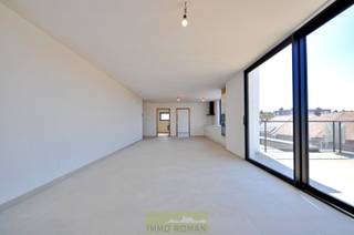 Op zoek naar een ruime en energiezuinige penthouse in Avelgem, voorzien van alle comfort en dicht bij alle voorzieningen? Dan is deze unieke woning perfect voor jou! Gelegen op de derde verdieping, biedt deze penthouse met een woonoppervlakte van 115 m² een prachtig uitzicht over Avelgem en een enorm terras van maar liefst 61 m², waar je in alle rust kunt genieten van de buitenlucht.<br /><br />Indeling:
<ul>
<li>Via de lift kom je in de ruime, lichte leefruimte met grote raampartijen die zorgen voor een overvloed aan natuurlijk licht en een schitterend uitzicht over de omgeving.</li>
<li>De open, volledig uitgeruste keuken is voorzien van hoogwaardige toestellen.</li>
<li>Het grote terras (61 m²) is toegankelijk via een schuifdeur vanuit de woonkamer.</li>
<li>Twee comfortabele slaapkamers.</li>
<li>De badkamer is uitgerust met zowel een ligbad, inloopdouche als een dubbele lavabo.</li>
<li>Een ruime berging en apart toilet maken het geheel compleet.</li>
</ul>
<br />Eigenschappen:
<ul>
<li>Energiezuinige penthouse, voorzien van een warmtepomp voor vloerverwarming en warm water.</li>
<li>Gemeenschappelijke fietsenberging.</li>
<li>Optioneel: open parkeerplaats aan te kopen.</li>
</ul>
Prijs: exclusief BTW, registratie en bijkomende kosten.<br /><br />Mis deze kans niet om te wonen in dit moderne, ruime penthouse op een toplocatie in Avelgem!<br /><br />Meer info of een bezoek? Contacteer Kyamo De Smet: 0479 06 13 71