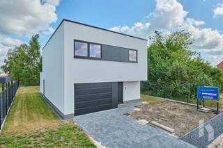 Moderne, instapklare nieuwbouwwoning (186 m²) met 3 slaapkamers en een inpandige garage op een ruim perceel van 980 m².De tuin is gedeeltelijk...