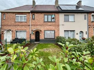 Deze charmante woning bevindt zich in een doodlopende straat in het groen en op fietsafstand van Gent Centrum.De gerenoveerde woning met twee...