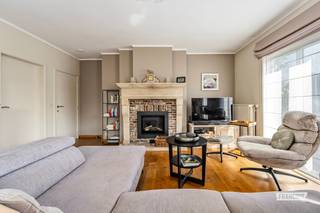 Op zoek naar een gelijkvloerse woning met veel ruimte, een aangename leefomgeving en een grote zonnige tuin? Deze verzorgde bungalow in Zedelgem biedt heel wat mogelijkheden en vormt een ideale thuis voor wie comfortabel en praktisch wil wonen.<br /><br />Bij het binnenkomen wordt meteen de ruime leefruimte ervaren. De woonkamer en eetplaats vormen één aangenaam geheel en genieten dankzij de grote raampartijen van een mooie natuurlijke lichtinval. Aansluitend bevindt zich de lichtrijke veranda, die een extra leefruimte vormt en een fijne verbinding maakt met de tuin.<br /><br />De keuken is praktisch ingericht en beschikt over voldoende kastruimte en werkblad. Verder beschikt de woning over twee ruime slaapkamers. Daarnaast is er nog een aparte bureau-/hobbyruimte, die dankzij de aanwezige oppervlakte eveneens perfect kan worden ingericht als derde slaapkamer.<br /><br />De woning beschikt bovendien over een inkomhal, badkamer en praktische bergruimtes.<br /><br />Een absolute troef is de ruime en zonnige tuin. Deze biedt heel wat privacy en ruimte om volop van het buitenleven te genieten. Achteraan bevindt zich bovendien een ruime tuinberging, ideaal voor fietsen, tuinmateriaal en andere spullen.<br /><br />Vooraan beschikt de woning over een ruime oprit met garage, waardoor parkeren op eigen terrein geen probleem vormt.<br /><br />Een woning met een praktische indeling, aangename leefruimtes en vooral een heerlijke buitenruimte. Ontdek zelf de mogelijkheden van deze bungalow tijdens een bezoek!<br /><br />