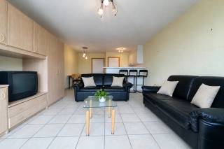 Op een absolute toplocatie, pal op De Markt van Wenduine, bevindt zich deze ruime studio van ca. 42 m². Dankzij de centrale ligging geniet u hier van een prachtig open zicht over het marktplein en bevinden winkels, restaurants, openbaar vervoer en het strand zich allemaal op wandelafstand.<br /><br />U betreedt de studio via de ruime inkomhal, die bovendien voldoende plaats biedt om een praktische slaaphoek in te richten. Vanuit de inkomhal heeft u toegang tot de badkamer en de leefruimte.<br /><br />De badkamer is voorzien van een lavabo, een bad met douchefunctie en een toilet.<br /><br />De lichtrijke leefruimte geniet dankzij het open zicht over De Markt van een aangename en open sfeer en veel lichtinval. Aansluitend bevindt zich de halfopen keuken.<br /><br />Deze studio vormt dankzij haar ruime oppervlakte, instapklare staat en uitzonderlijke ligging een uitstekende uitvalsbasis aan de Belgische kust. Zowel voor eigen gebruik als tweede verblijf biedt deze eigendom tal van mogelijkheden.<br /><br />Meubelen zijn inbegrepen in de prijs. <br />Optioneel is er een garage bij aan te kopen aan de prijs van € 80.000.