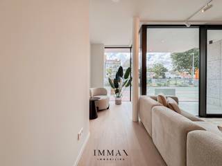 Ce luxueux appartement neuf orienté vers le sud est situé dans la prestigieuse résidence South View, dans un emplacement de choix au cœur de Knokke. Le Zegemeer, la Rubensplein et les célèbres rues commerçantes sont accessibles à pied. L'appartement bénéficie d'une vue panoramique grâce à de grandes fenêtres à l'avant et à l'arrière, offrant une luminosité exceptionnelle. L'espace de vie spacieux et lumineux avec une cuisine ouverte se connecte parfaitement à la terrasse avant orientée au sud, où vous pouvez profiter de la paix et de la tranquillité. La cuisine est entièrement équipée et offre un accès direct à une pièce de rangement pratique. En passant par le hall d'entrée et les toilettes séparées, vous accédez à la partie nuit, composée de trois chambres. L'une d'entre elles dispose d'une salle de bains attenante, tandis qu'une salle de douche séparée est également prévue. Deux chambres offrent un accès direct à la terrasse arrière, ce qui permet de profiter de l'extérieur en toute intimité. Une cave et un local à vélos (18 places) sont disponibles dans le bâtiment. Alliant luxe, confort et emplacement exceptionnel, cette propriété représente une opportunité unique au cœur de Knokke.<br /><br />6% de TVA possible pour l'achat de cet appartement.<br /><br />N'hésitez pas à nous contacter pour plus d'informations : tel : 050 62 44 14 ou via knokke@immax.be