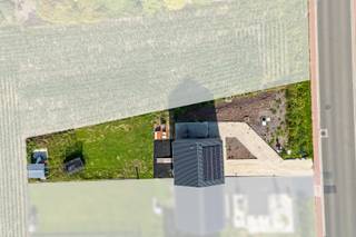 <p>Te koop in Grimminge .<br />In het charmante en landelijke Grimminge een deelgemeente van Geraardsbergen, vlakbij het natuureducatief centrum De Helix, staat deze nieuwbouwwoning uit 2022.<br />Dit eigentijdse huis biedt alles wat je zoekt: modern wooncomfort, een rustige omgeving en een adembenemend uitzicht over de omliggende velden.<br /><br />Het gelijkvloers: <br />Via de inkomhal bereiken we de lichtrijke woonkamer met aansluitend de eetkamer en een ruime open keuken met kookeiland. <br />Veder hebben we op het gelijkvloers een berging en het gastentoilet. <br /><br />Het eerste verdiep:<br />De woning beschikt over drie ruime slaapkamers, ideaal voor een gezin of voor wie graag extra ruimte heeft voor een bureau of hobbykamer. De badkamer is voorzien van een stijlvolle afwerking en beschikt over een inloopdouche en dubbele wastafel en een afzonderlijk toilet.<br /><br />Ligging<br />Grimminge combineert de charme van het platteland met een goede bereikbaarheid. Op wandelafstand ligt De Helix, een natuurgebied dat uitnodigt tot verkenning, ideaal voor wandel- en fietsliefhebbers. Tegelijk ben je op korte afstand van Geraardsbergen en andere voorzieningen, waardoor je het beste van twee werelden ervaart.<br /><br />Troeven:<br />Elektriciteit conform - ventilatie type D - Thuisbaterij - Zonnepanelen <br /><br />Voor alle info of een bezoek bel Saimen: 0470/79.24.20 of via e-mail: saimen@cornelis-goeman.be</p>