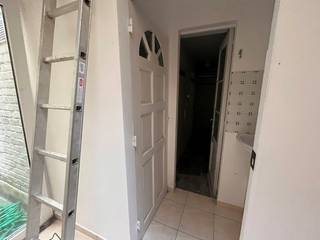 •Ruime kelder van ongeveer 10 a 12 m2 met zicht op een binnenterras.<br /> • De kelder werd volledig leeggemaakt en grondig gepoetst<br />en is voorzien van een tegelvloer, waardoor de ruimte meteen bruikbaar is en als extra berging of stockageruimte kan worden gebruikt.