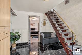 Deze leuke bel-etage woning bevat op het gelijkvloers een inkomhal, een slaapkamer en een garage. Op de eerste verdieping is er een hal met gastentoilet en een leefruimte met een (half)open geïnstalleerde keuken en een berging. Op de tweede verdieping zijn er 3 slaapkamers en een badkamer met inloopdouche, was meubel en een toilet. De woning beschikt over alle comfort en wordt centraal verwarmd met aardgas. Het buitenschrijnwerk bestaat uit PVC met dubbel glas. De totale oppervlakte van het perceel is 225m².<br /><strong>De woning is beschikbaar vanaf 1/10/2027!</strong><br />Wil u deze instapklare woning nabij het centrum van Oostakker bezoeken? Schrijf dan nu in voor het bezoekmoment op zaterdag 24 oktober 2026, enkel via https://calendly.com/loimmogunther/bezoekmoment-henri-bernard-de-tracylaan-31-te-oostakker