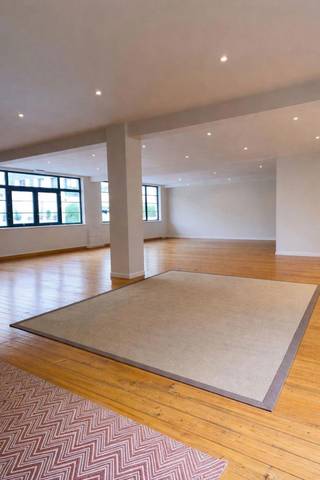 <p>Gelegen in het hart van Brussel, vlakbij het Sint-Katelijneplein en het kanaal, geniet deze kantoorruimte op het gelijkvloers van ongeveer 400 m² van een uitstekende centrale ligging in een sterk evoluerende buurt.</p>
<p>Het pand ligt achterin een binnengebied en biedt daardoor een bijzonder rustige werkomgeving — een zeldzame troef in deze centrale locatie. De ruimte geeft uit op een binnenkoer, wat zorgt voor veel natuurlijk licht en een aangename sfeer.</p>
<p>De indeling biedt ruime volumes en veel flexibiliteit, geschikt voor open space, aparte kantoren of een hybride opstelling.</p>
<p>Het pand bevindt zich in een levendige centrale buurt, op wandelafstand van talrijke restaurants, cafés, winkels en diensten. De nabijgelegen Dansaertwijk staat bekend om haar creatieve en dynamische karakter. Het openbaar vervoer is uitstekend bereikbaar, met het metrostation Sint-Katelijne en verschillende tram- en buslijnen, evenals een vlotte verbinding met de belangrijkste verkeersassen van Brussel.</p>
<p>Twee ondergrondse parkeerplaatsen zijn optioneel beschikbaar, met de mogelijkheid tot installatie van een laadpaal voor elektrische voertuigen.</p>