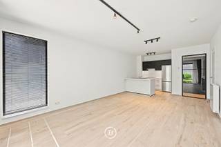 Op een rustige locatie, vlak bij de Avenue Paul Hymans, bevindt zich dit prachtige appartement in een recent gebouw op het gelijkvloers. Met een bewoonbare oppervlakte van 62 m² en een terras biedt deze woning een aangename woonomgeving waar comfort en kwaliteit centraal staan.<br /><br />Bij het binnenkomen komt u terecht in de inkomhal met gastentoilet en een praktische wasruimte. De volledig uitgeruste open keuken sluit naadloos aan op de ruime leefruimte, die dankzij de grote raampartijen geniet van een overvloed aan natuurlijk licht. Vanuit de woonkamer heeft u rechtstreeks toegang tot het terras.<br /><br />Het appartement beschikt over een slaapkamer (14 m²) en een badkamer met douche. Een private kelderberging vervolledigt het geheel. Daarnaast is er een gemeenschappelijke fietsenberging aanwezig en mogelijkheid tot het huren van een parkeerplaats.<br /><br />Deze woning onderscheidt zich door haar hoogwaardige afwerking en moderne uitrusting. Zo zijn onder meer dubbele beglazing, een versterkte veiligheidsdeur, een intercom, een ventilatiesysteem met dubbele luchtstroom, een waterontharder, ingebouwde kasten, gordijnen en verlichtingsarmaturen aanwezig.<br /><br />Dankzij de uitstekende ligging, de kwaliteitsvolle afwerking en de aantrekkelijke buitenruimte is dit een appartement dat onmiddellijk weet te bekoren.<br /><br />Gemeenschappelijke kosten: € 115/maand<br />Voorschot water en verwarming: € 150/maand