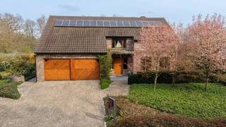 Zeer rustig gelegen ruime vernieuwde villa op een perceel van 36a16ca met zwembad en aangelegde tuin met veel privacy en zicht op weilanden...