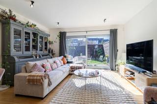 <p><span>Sus Van Den Eyndestraat 22 - Antwerp (2020)</span></p><p><span> </span></p><p><span>Move-in ready house (143m²) with 4 bedrooms, 2 terraces and garden (54 m²) in Antwerp (2020).</span></p><p><span> </span></p><p><span>You live here quietly, yet very centrally, right behind the Den Tir Shopping Center. That means enjoying all the benefits of the shopping center – stores, restaurants and amenities near – without experiencing the hustle and bustle. Moreover, here you benefit from excellent accessibility by public transport, velo and car.</span></p><p><span>The house, completed in 2007, was always well maintained and achieves a favorable EPC score B. The roof is insulated to current standards and the electricity is compliant. Furthermore, there are aluminum windows with double high-efficiency glazing and the house is equipped with air conditioning, which adds to the living comfort.</span></p><p><span>You enter the entrance hall with separate guest toilet. From there you enter the spacious living room with open kitchen corner, together accounting for an area of about 42 m². The kitchen is equipped with all modern comforts. Through a sliding door you have access to the south-oriented garden of 54 m², a nice place to enjoy the sun.</span></p><p><span>On the second floor there are three (bed) rooms with surfaces ranging from 5 m² to 12 m². In addition, there is a separate storage room and a bathroom of 6 m², equipped with a bathtub/shower, toilet and double sink. From the rear bedrooms you have access to a first terrace of 8 m².</span></p><p><span>The upper floor houses a fourth bedroom of 16 m², opening onto the second terrace of 15 m². With a garden as well as two terraces, there is clearly no lack of outdoor space here.</span></p><p><span>Are you looking for a comfortable family home with 4 bedrooms and plenty of outdoor space in a central location? Do not miss this opportunity!</span></p><p><span>Living space 143 m² – ref: gross floor area. For more info or a free estimate visit </span><span><span>www.hansimmo.be</span></span></p><p><span> </span></p>