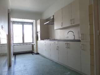 Residentie "Maison Marie" Dit appartement van 71m² is gelegen aan ´t Zand in de onmiddellijke nabijheid van tal van winkels en parkeermogelijkheden. Het appartement gelegen op de 2e verdieping heeft 2 slaapkamers en een gemeenschappelijke kelder. Ideaal als investering !!!<br /><br />www.desmetpoupeyebrugge.be<br /><br />Voor meer info of een bezoek, contacteer ons 050 47 00 00 of kom langs op ons kantoor te Hoefijzerlaan 1 ('t Zand) Brugge.<br /><br />- inkom met toilet<br />- living (parket) met sierhaard : 20m²<br />- ingerichte keuken : dampkap, gaskookplaat, oven en frigo<br />- badkamer : lavabo met meubel, douche, toilet en aansluiting voor wasmachine<br />- slaapkamer 1 (parket) : 2 persoons : 13,50m²<br />- slaapkamer 2 (parket) : 1 persoons : 10m²<br />- bergkast in de keuken met CV ketel en aansluiting voor wasmachine<br /><br />* dubbel glas met rolluiken<br />* gemeenschappelijke kelder met plaats voor fietsen<br /><br />+ residentie met slechts 4 appartementen<br />+ gelegen op enkele stappen van ´t Zand en de Smedenstraat