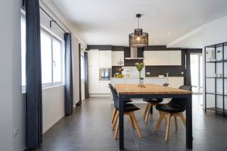 Op zoek naar een instapklaar appartement met veel praktische voorzieningen? Dit appartement op de tweede verdieping van een kleinschalige residentie langs de Meensesteenweg in Kortrijk combineert comfort met beperkte gemeenschappelijke kosten.<br /><br />Bij binnenkomst is er beneden plaats voor een fiets. Op het 1ste verdiep vind je een ingerichte vestiaire met schoenenkast. Boven kom je in de inkomhal met apart gastentoilet en toegang tot de leefruimte en keuken.<br /><br />De keuken is uitgerust met koelkast, oven, vaatwasser en heel wat opbergruimte. In de leefruimte is plaats voor een gezellige zit- en eethoek. Via het terras geniet je ook van een buitenruimte. Een ingebouwde kast combineert een bureau met opbergruimte voor poetsgerief en aansluitingen voor wasmachine en droogkast.<br /><br />In de nachthal bevindt zich het slaapgedeelte, met centraal ingerichte dressings. Aan de ene zijde ligt de slaapkamer, aan de andere de badkamer met douche, ligbad en dubbele lavabo.<br /><br />Gordijnen en lichtarmaturen zijn aanwezig. Bovendien beschikt het appartement over 10 zonnepanelen, een mooie troef om het elektriciteitsverbruik te beperken.<br /><br /><br />Waarom dit aanbod overwegen?<br /><br />✔ Gemeenschappelijke kosten: slechts €15/maand<br />✔ Ingerichte vestiaire & dressing<br />✔ Geïntegreerde bureau- en wasruimte<br />✔ Terras<br />✔ 10 zonnepanelen<br />✔ Gordijnen & lichtarmaturen inbegrepen<br /><br />Beschikbaar vanaf 1 januari 2027.<br /><br />Geïnteresseerd? Vul eenvoudig het contactformulier in en we nemen spoedig contact op.