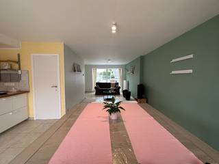 Moderne, instapklare woning in een doodlopende straat.De woning bestaat uit:Gelijkvloers: inkomhal met gastentoilet - ruime lichtrijke leefruimte met...