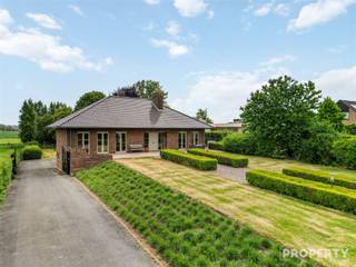 Ontdek deze prachtige woning in Tielt, gelegen op een indrukwekkend perceel van 2826m². Dit royale huis biedt een uitstekende mix van comfort...