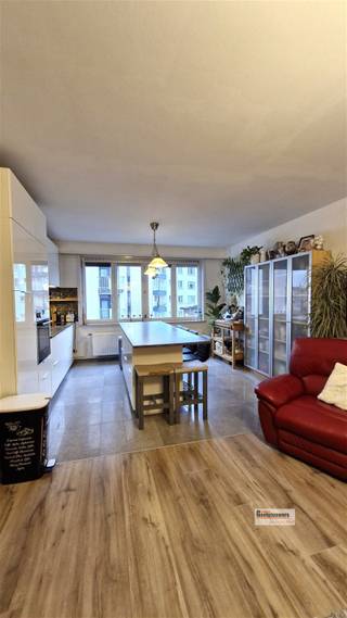 Centraal gelegen appartement met drie slaapkamers en terras. Dichtbij scholen, winkels en openbaar vervoer en vlotte bereikbaarheid naar...