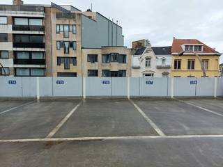 Deze buitenstaanplaats te koop nabij Petit-Paris en het Leopold l plein, is afgesloten met een automatische poort.Afmetingen: 5m op 2,5mHeeft...