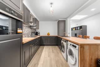 [[ DIT PAND NEEMT DEEL AAN DE ERA OPEN HUIZEN DAG OP 6/12 VAN 16:00 TOT 17:00 ]] Ruime en energiezuinige stadswoning in het centrum van Lokeren,...