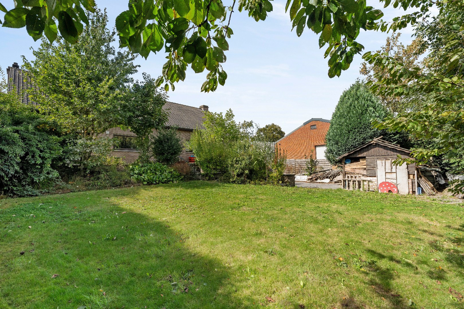 OP TE FRISSEN WONING MET 3 SLPKS, GROTE TUIN EN 2 GARAGES - foto 2