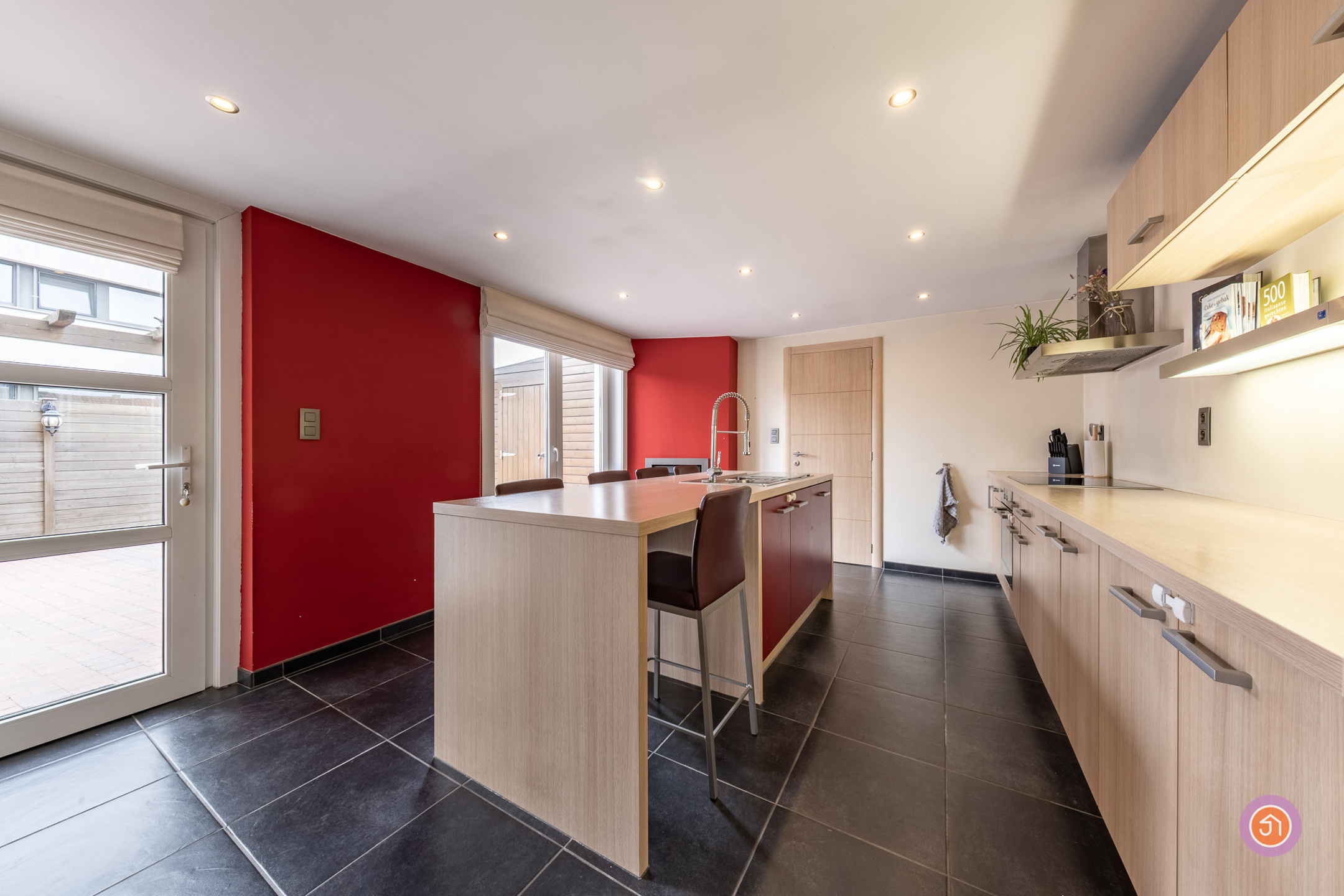 Gerenoveerde instapklare driegevelwoning in rustige straat - foto 2