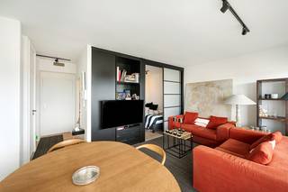 Dit lichtrijk appartement is gelegen op de vierde verdieping en bestaat uit:<br /><br />Inkomhal met vestiaireruimte, volledig ingerichte keuken, leefruimte uitgevend op het terras, aparte slaapkamer voor dubbelbed, tweede ingesloten slaapkamer met enkelbed, badkamer met inloopdouche en dubbele lavabo, apart toilet.<br /><br />Extra groot terras met magnifieke zichten over het hinterland.<br /><br />Het complex is goed en rustig gelegen op wandelafstand van de Zeedijk, winkels en openbaar vervoer.<br />Het domein beschikt over volgende faciliteiten:<br />binnenzwembad, volleybalveld, strand, meer....<br /><br />Info of bezoek: Andries De Leyn 0472/53.66.09