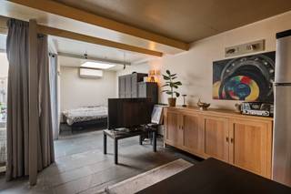 Deze verzorgde en instapklare woning biedt een verrassend ruime indeling en tal van mogelijkheden, ideaal voor wie op zoek is naar flexibel wonen...