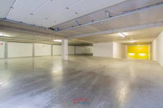 Box garage fermé très spacieux dans le nouveau complexe de garage Parking 2 à louer à l'étage -2.<br /><br />Dimensions :<br />- profondeur : 6m<br />- largeur : 3m