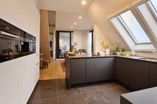Kwalitatief en ruim appartement in een kleinschalige en statige residentie. Dit appartement omvat de volledige tweede verdieping van dit gebouw en...