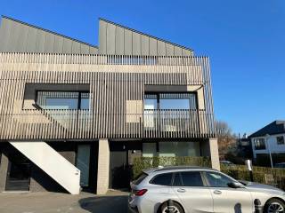 Deze schakelwoning is bijzonder goed gelegen en omvat inkom met vestiaire en toilet, leefruimte met eetplaats en salon, open volledig...
