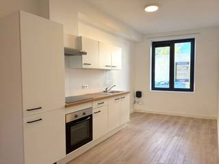 In de rustige Zwaluwenstraat in het Westerkwartier te Oostende bevindt zich dit volledig gerenoveerde gelijkvloers appartement met één slaapkamer. Een ideale uitvalsbasis op een aangename locatie, vlak bij het groene Maria Hendrikapark en de winkels en handelszaken rond Petit Paris. Indeling: woonruimte met open keuken, nachthall, badkamer met douche, slaapkamer, private koer en ruime kelderberging.<br /><br />Dankzij het gunstige EPC-label A, de aanwezige zonnepanelen en de warmtepompen die zowel verwarmen als verkoelen, geniet u hier van hedendaags wooncomfort en een energiezuinige leefomgeving. De private, afgesloten koer vormt bovendien een mooie troef: een eigen plekje om in alle rust buiten te zitten.<br /><br />Of u nu op zoek bent naar een eigen woonst, een tweede verblijf aan zee of een interessante investering voor verhuur, dit appartement biedt tal van mogelijkheden.<br /><br />Een instapklaar appartement met moderne technieken, een private buitenruimte en een uitstekende veelzijdigheid. Ontdek zelf de troeven van deze verzorgde woonst in Oostende! Alle info en bezoek: bel Nikolaas op 0496 68 84 67 of www.ensor.immo