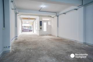 Bent u op zoek naar een ruime en praktische opslagplaats, garage of magazijn? Dan is deze veelzijdige ruimte zeker een bezoek waard!<br />Met een totale oppervlakte van ca. 90 m² biedt deze ruimte tal van mogelijkheden. Dankzij een diepte van maar liefst 20 m, een inrijbreedte van 3,15 m die uitloopt tot 5,28 m achteraan en een hoogte van 3,17 m is deze ruimte ideaal voor het stockeren van goederen, materialen, voertuigen of als extra opslagruimte voor zelfstandigen en particulieren.<br />De garage is vlot toegankelijk via een elektrische poort met geïntegreerde deur en beschikt bovendien over een aparte zijingang.<br />Ook qua voorzieningen is alles aanwezig: verlichting, 7 stopcontacten, voorziening 3-fasen stroomaansluiting, een aparte elektriciteitsmeter met zekeringskast en een watervoorziening via tussenteller. Een bijkomende troef is het afzonderlijke toilet met lavabo, verlichting, stopcontacten en verluchting.<br />Huurprijs: € 845/maand – onmiddellijk beschikbaar!<br />Interesse? Contacteer ons vandaag nog voor meer informatie of een bezoek ter plaatse!