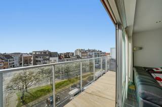 Op zoek naar een instapklaar appartement met alle comfort én een uitstekende ligging? Dit verzorgd en volledig gemeubeld appartement aan de Elisabethlaan in Oostende combineert een ruime indeling met een vlotte bereikbaarheid en tal van praktische troeven.<br /><br />Het appartement beschikt over een lichtrijke leefruimte, een volledig uitgeruste keuken, drie slaapkamers – waarvan één perfect kan dienen als bureau of hobbyruimte – en twee terrassen. Dankzij de verzorgde afwerking en de aanwezige meubels kan je er onmiddellijk intrekken, zonder bijkomende werken of investeringen.<br /><br />Een absolute meerwaarde is de private garagebox én de eigen autostandplaats, beide inbegrepen in de prijs. Zo geniet je elke dag van comfortabel en zorgeloos parkeren.<br /><br />De ligging is bijzonder gunstig. Op wandelafstand vind je een bushalte met frequente verbindingen naar het centrum en het station. Met de fiets bereik je de zeedijk, het strand en de winkelstraten in slechts enkele minuten, terwijl je toch rustig woont.<br /><br />Kortom, een instapklaar en onderhoudsvriendelijk appartement met 3 slaapkamers, volledig gemeubeld, inclusief garage en autostandplaats, ideaal gelegen nabij het centrum en de kust.<br /><br />Interesse? Contacteer ons en plan uw bezoek in!