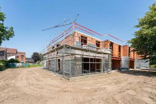 Op 15 minuten fietsen van Gent woon je in een kleinschalig nieuwbouwproject met veel ruimte en groen rondom. Het project telt 7 ruime woningen met een bewoonbare oppervlakte van 195 tot 226 m² en een tuin gericht op het zuiden of zuidoosten.
De woningen hebben 3 of 4 slaapkamers en bieden heel wat ruimte om comfortabel te wonen. Ze worden instapklaar afgewerkt, inclusief terras, afsluiting, toegangspad, laminaatvloeren en een private tuinberging.
Elke woning beschikt over een eigen parkeerplaats. Bij woningen 3 tot 7 is ook een aparte fietsenstalling voorzien.
Hier woon je ruim en energiezuinig in een groene omgeving, met Gent vlot bereikbaar met de fiets.
Benieuwd naar de woningen? Contacteer nieuwbouwadviseur Mathieu of download de projectbrochure.