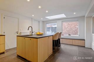 Deze ruime en met smaak gerenoveerde woning, waar modern comfort en authentieke elementen harmonieus samenkomen, is gelegen op een centrale ligging...