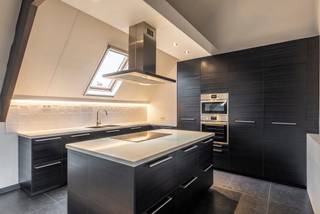 MODERNE RUIME WONING MET LIFT, TUIN EN ZONNIG DAKTERRASInstapklare woning met 4 slaapkamers, lift, tuin en zuidgericht dakterrasDeze ruime en...